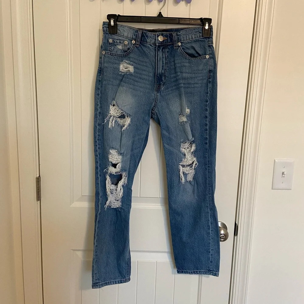 EUC | Aeropostale women’s mom jean ripped light wash jeans — size 6